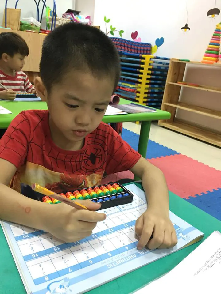 Tường mầm non Lớp học Cầu Vồng