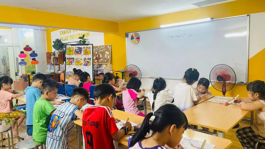 Lớp Mis Loan English