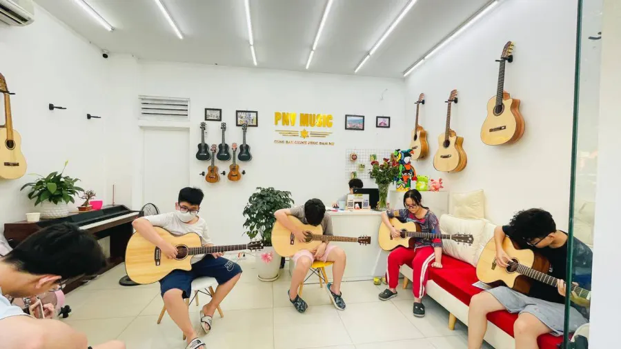 Lớp học Guitar PNV Music