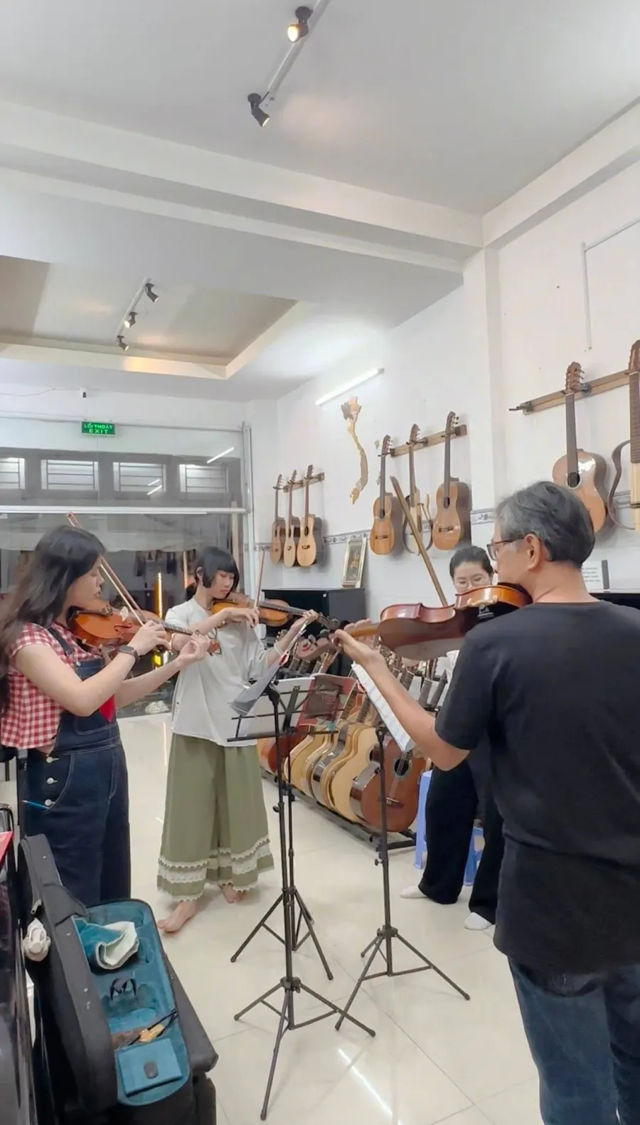 Trung tâm Âm nhạc TOM MUSIC
