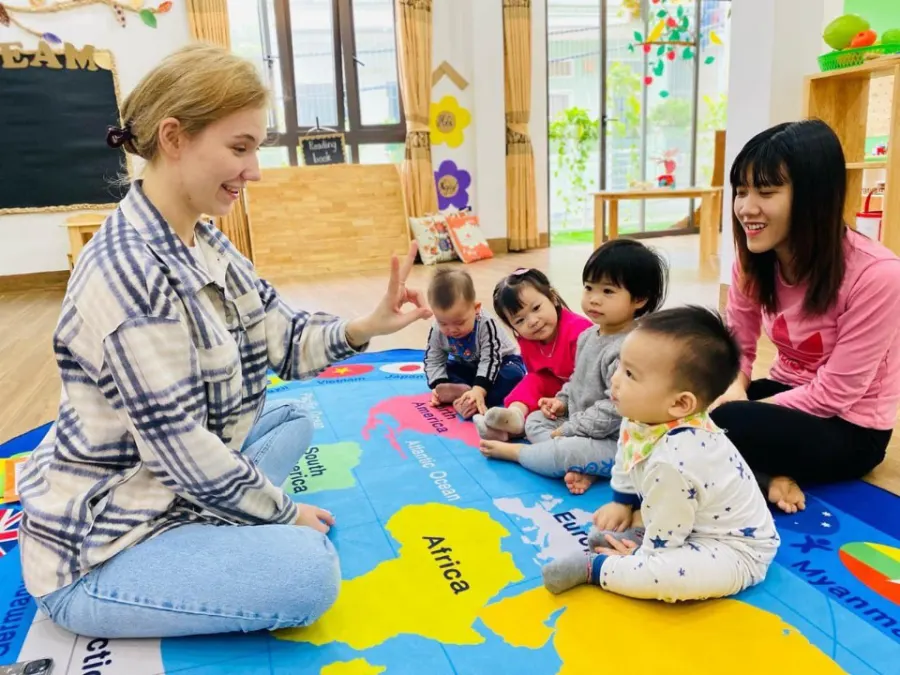 Mầm Non Song Ngữ Small World 2
