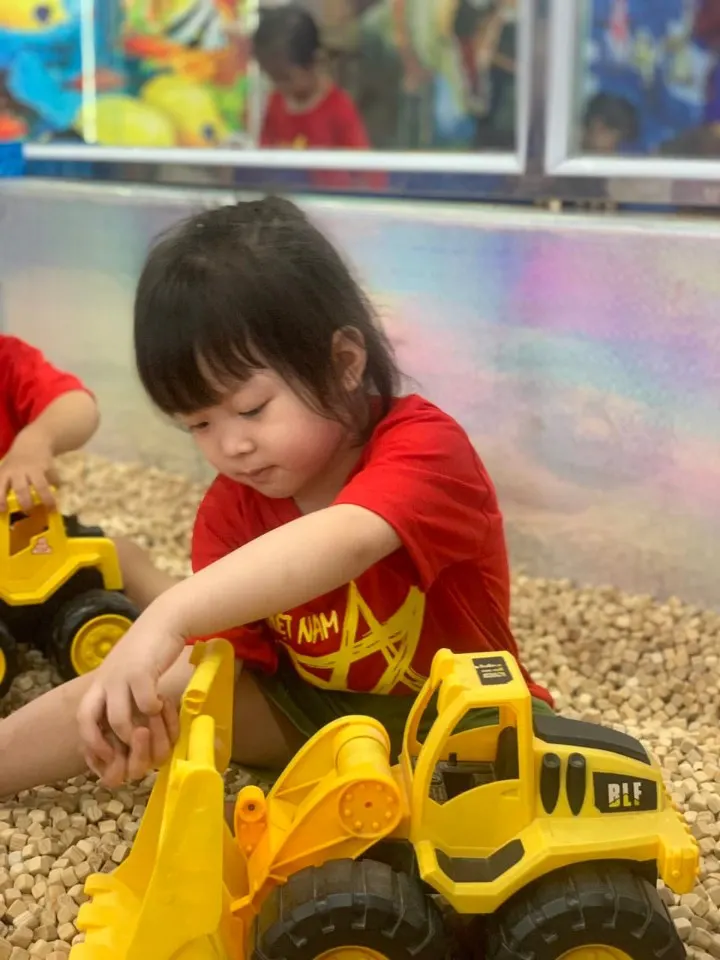 Mầm Non Song ngữ Mặt Trời Đỏ