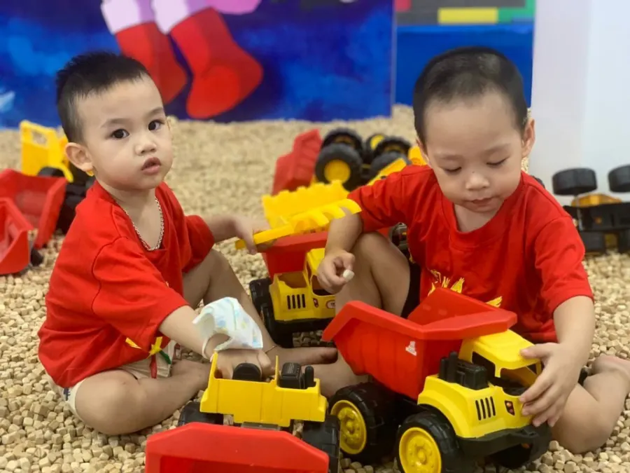 Mầm Non Song ngữ Mặt Trời Đỏ