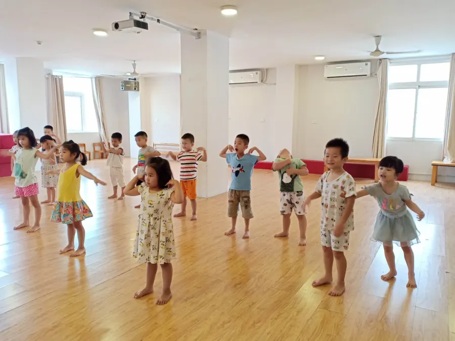 Trường mầm non BEEs' Tiny College-  Mai Hắc Đế