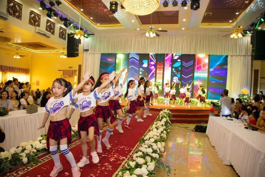 Trung tâm nghệ thuật Thu Trang - Liên Quan